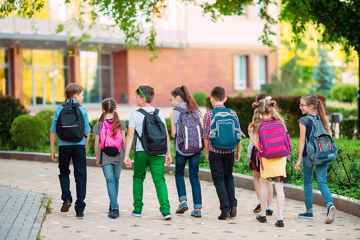 Viele Kinder auf dem Weg in die Schule