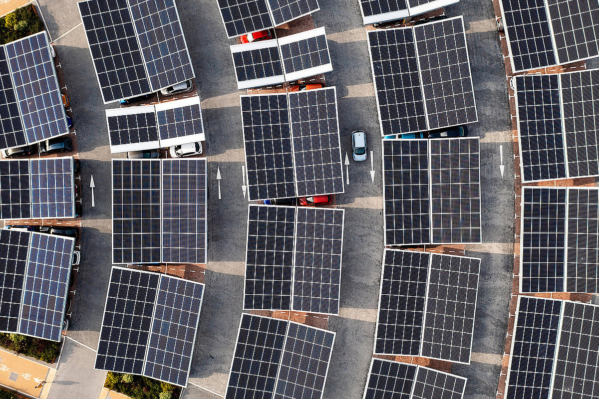 Blick aus der Luft auf eine mit PV überdachten Parkplatz