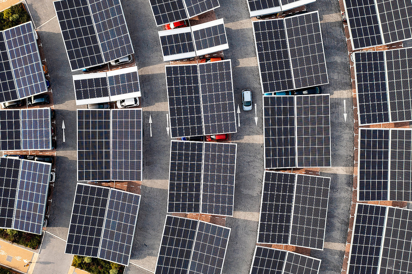 Blick aus der Luft auf eine mit PV überdachten Parkplatz