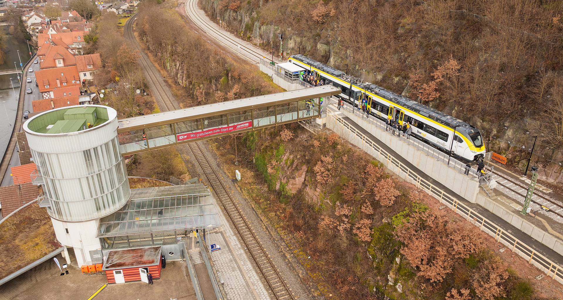 Drohnenaufnahme der Hermann-Hesse-Bahnlinie mit umgebenden Bäumen und Häusern