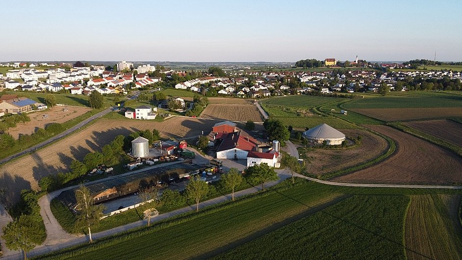 Blick auf Erbach und die Biogasanlage, die zur Wärmeerzeugung dient. Bildquelle: Gälle Wärmenetze GmbH