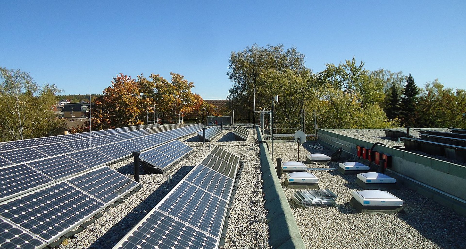 Foto einer Photovoltaik Anlage auf der Konstanzer Berchenschule.