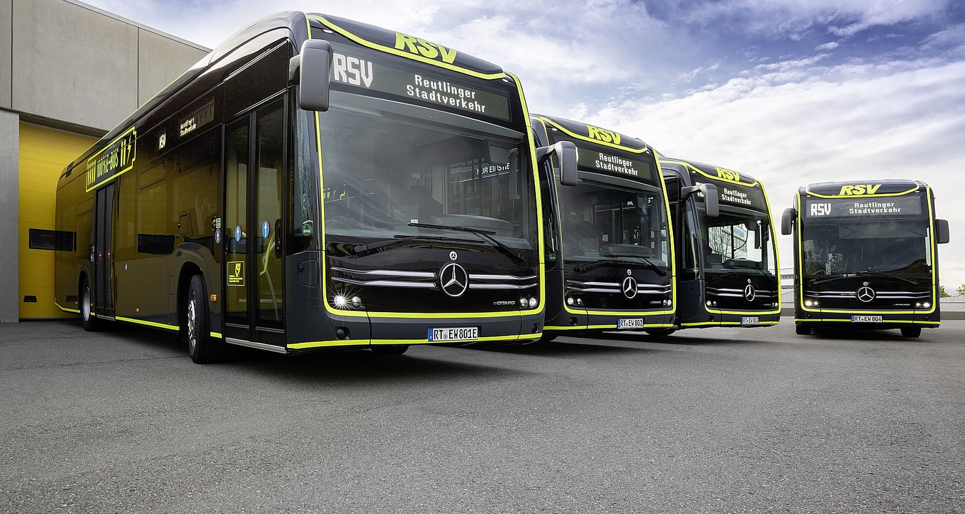 Bild zeigt vier schwarz, gelbe Reutlinger Stadtbusse.