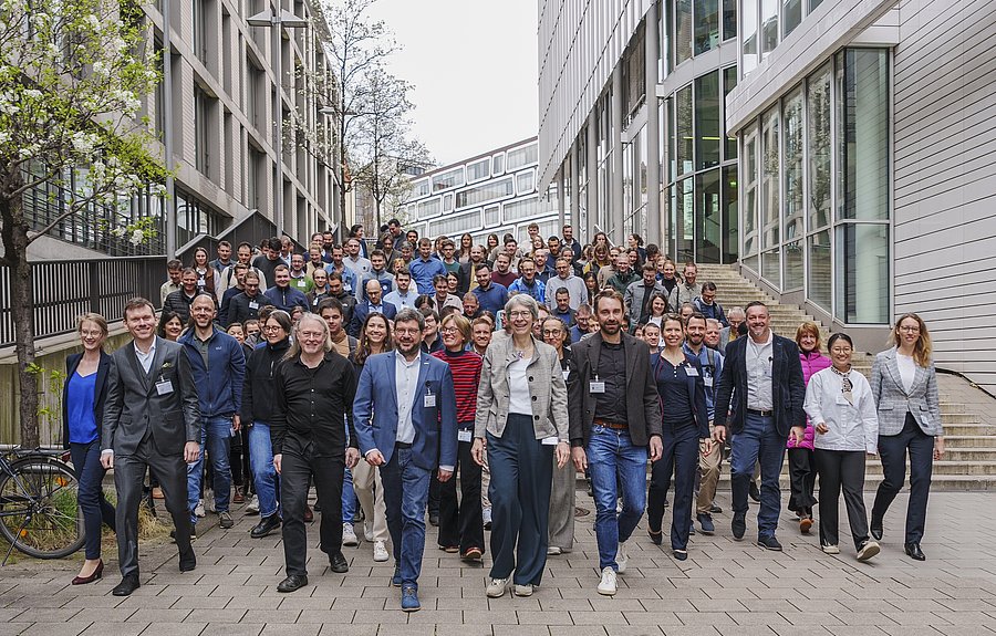 Gruppenfoto der Fachkräfte für Mobilität und Klimaschutz im Gehen