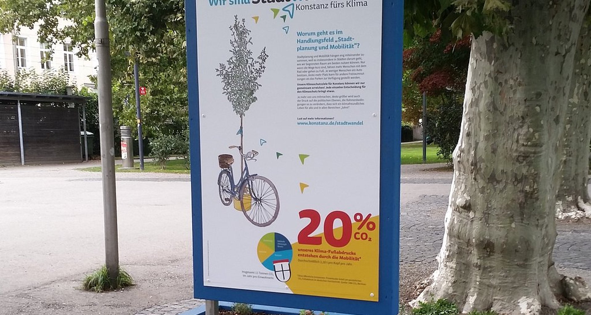 Bild zeigt eine Infostele in Konstanz. Sie trägt die Aufschrift "Stadtwandel – Konstanz fürs Klima" und enthält Informationen zur Kampagne.