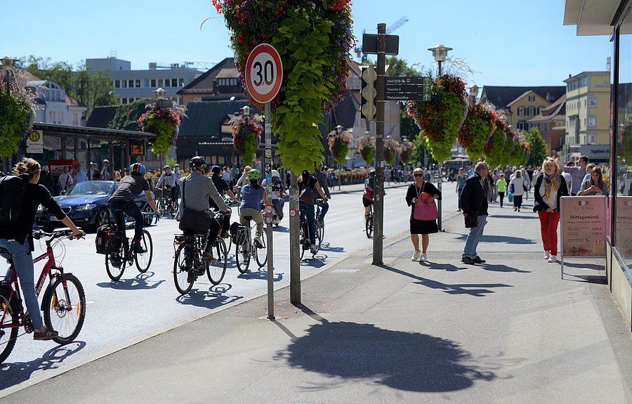 Radfahrer auf neu ausgebautem Radweg in Baden-Württemberg