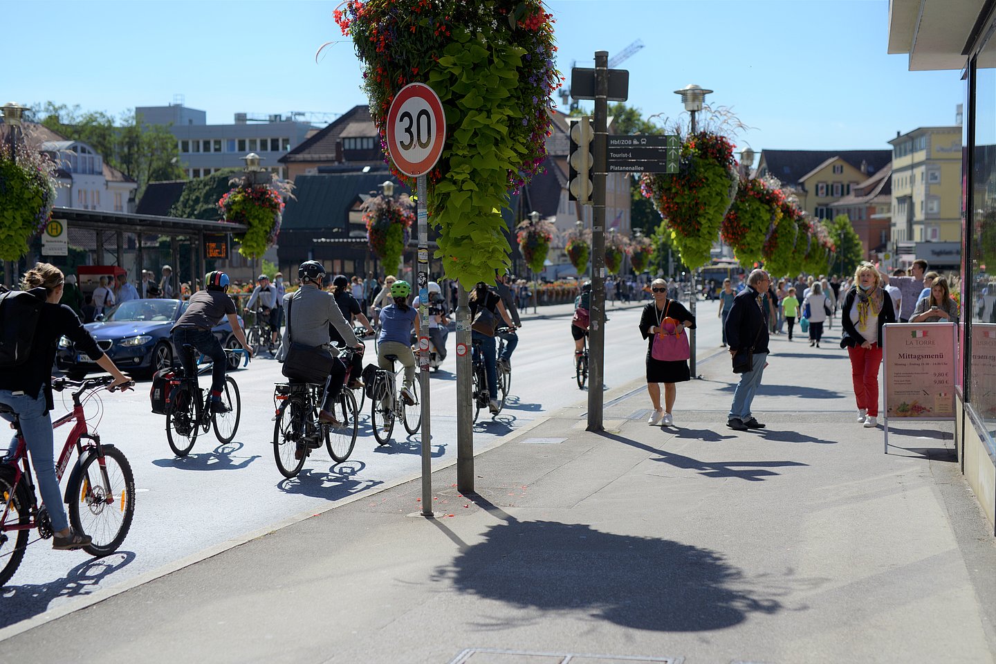 Radfahrer auf neu ausgebautem Radweg in Baden-Württemberg
