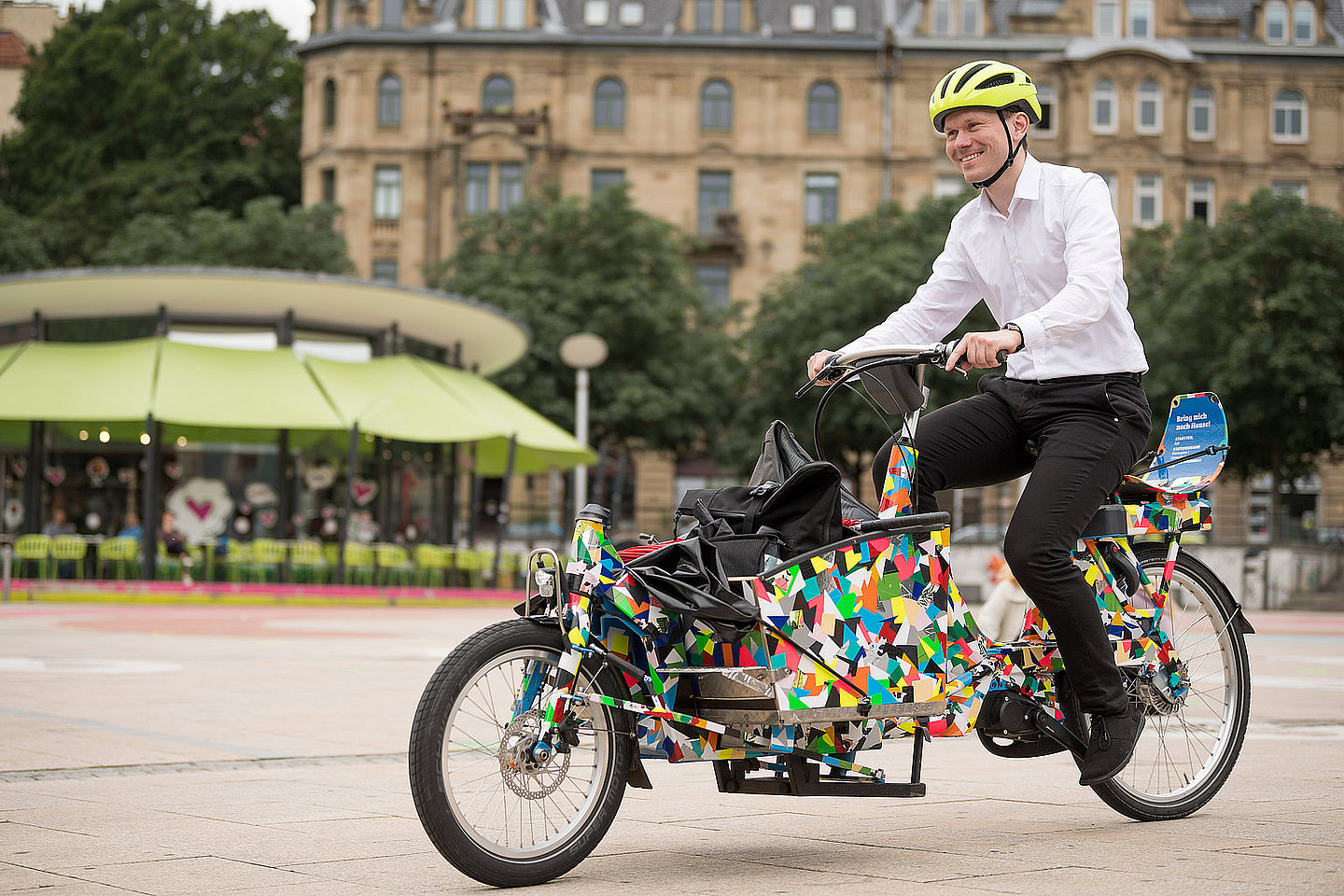 Mann auf Lastenrad in der Stadt