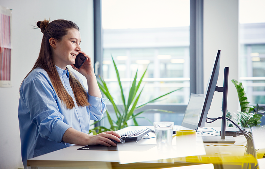 Frau am Schreibtisch berät zur Rechtsberatung Carsharing
