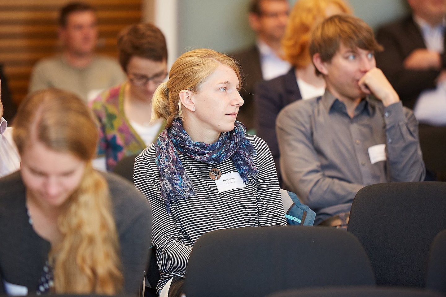 Junge Frau im Auditorium