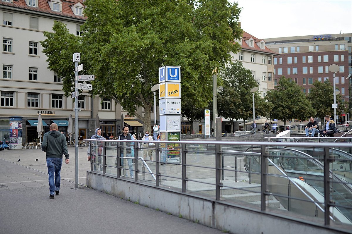 Bahnabgang mit Menschen auf dem Marienplatz