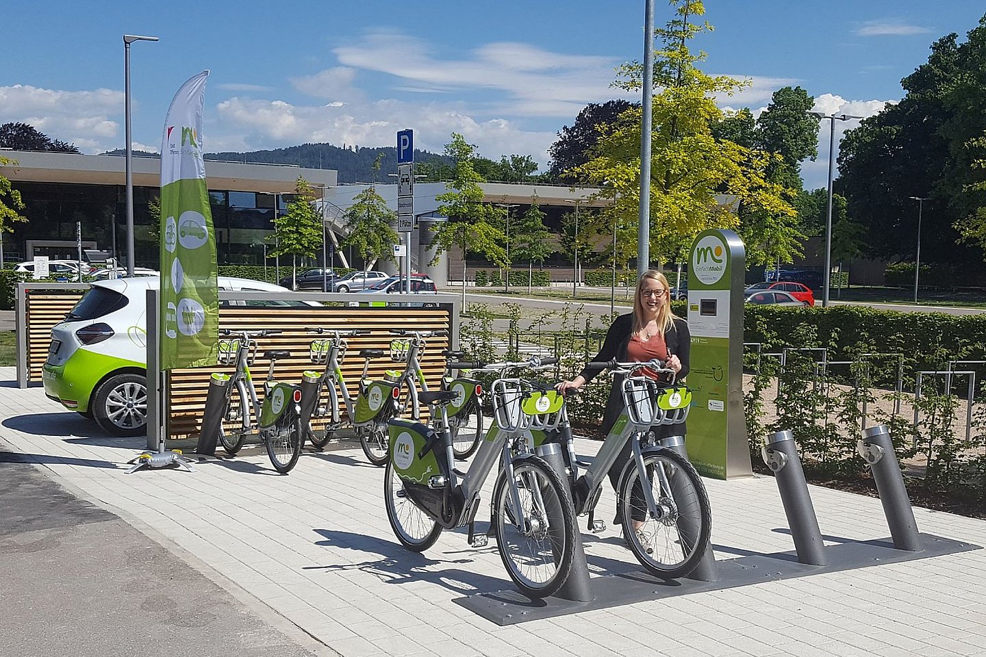 Frau an Mobilitätsstation