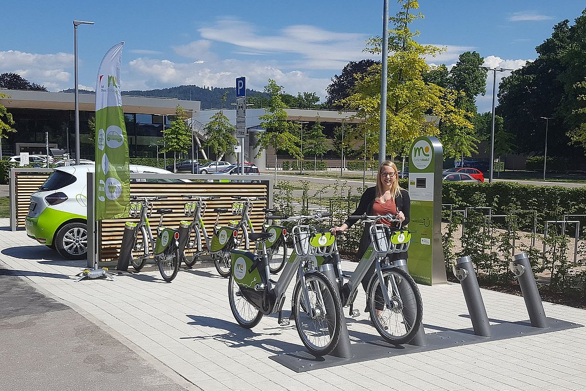 Frau an Mobilitätsstation