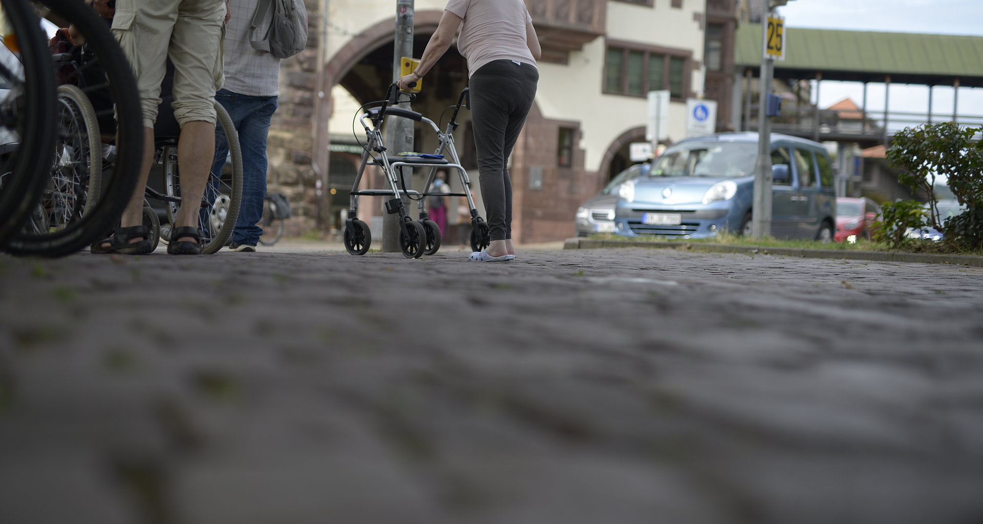 Fußgängerin mit Rollator in Freiburg