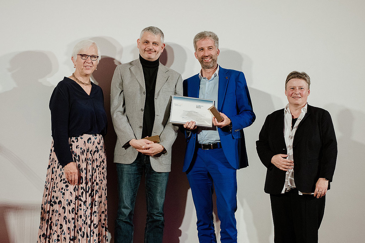 Die Vertreter der Stadt Tübingen nehmen den European Energy award Gold entgegen.