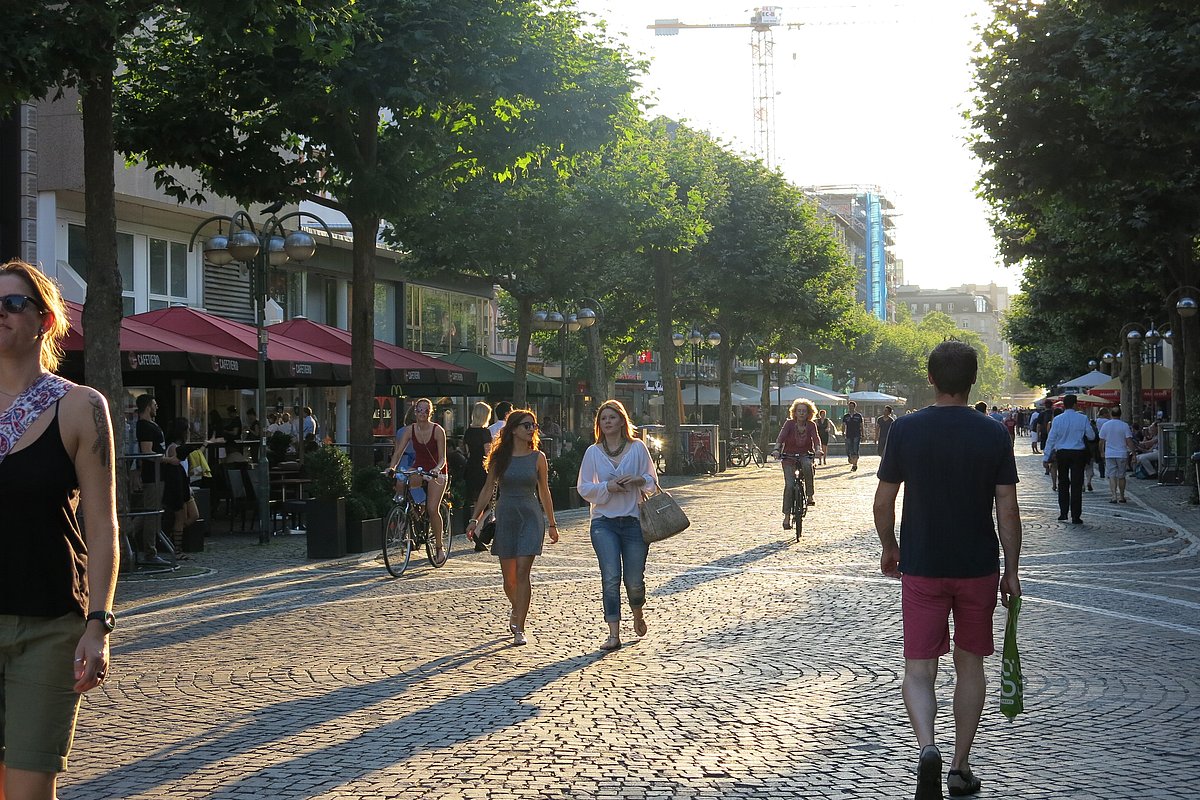 Fußgängerzone Innenstadt Fußgängerzone Innenstadt mit Cafés