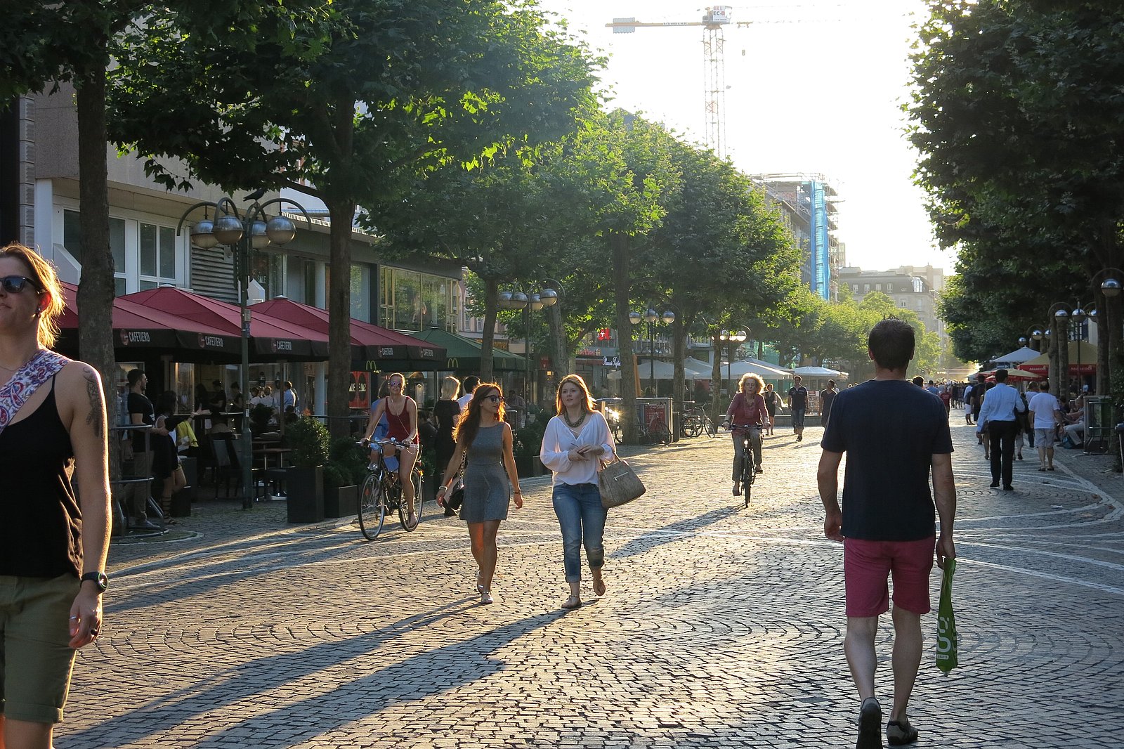 Das Bild zeigt eine autofreie Innenstadt mit Personen
