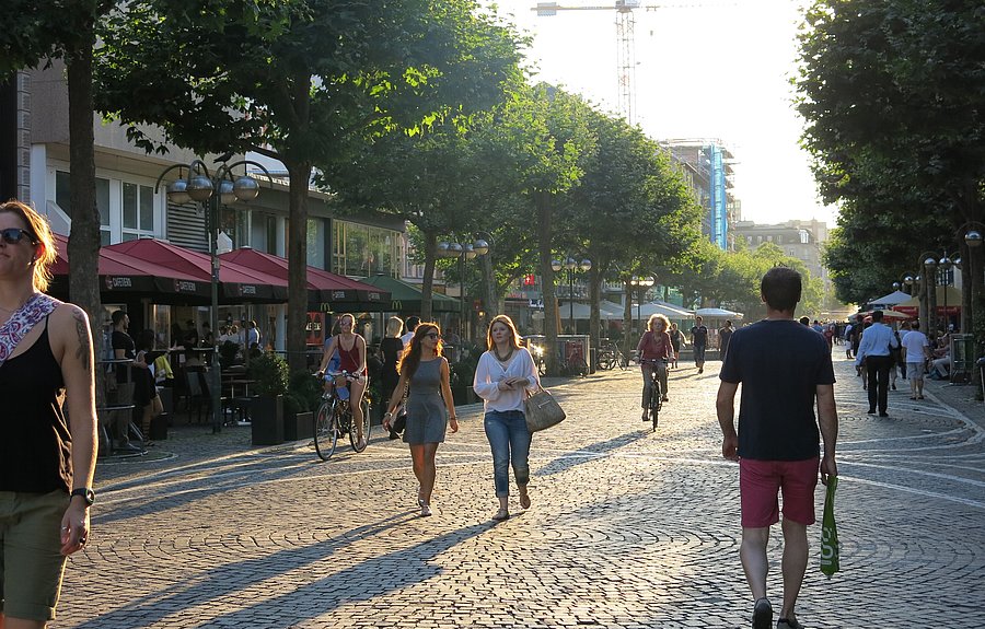 Fußgängerzone Innenstadt Fußgängerzone Innenstadt mit Cafés