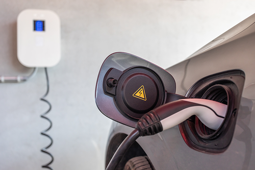 E-Auto mit Ladekabel