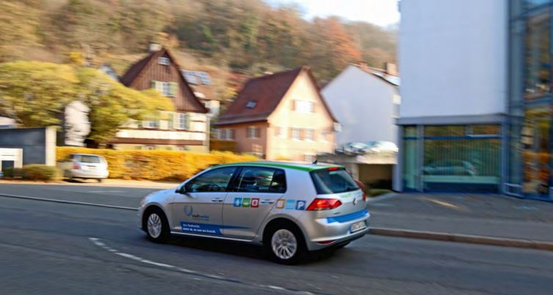 Erdgasfahrzeug der Stadtwerke Schwäbisch-Hall fährt auf einer Straße.