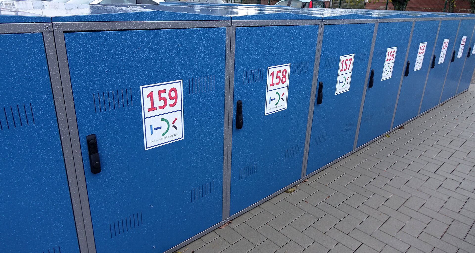 blaue Fahrradboxen mit oder ohne Lademöglichkeit für E-Bikes in der Stadt Kehl