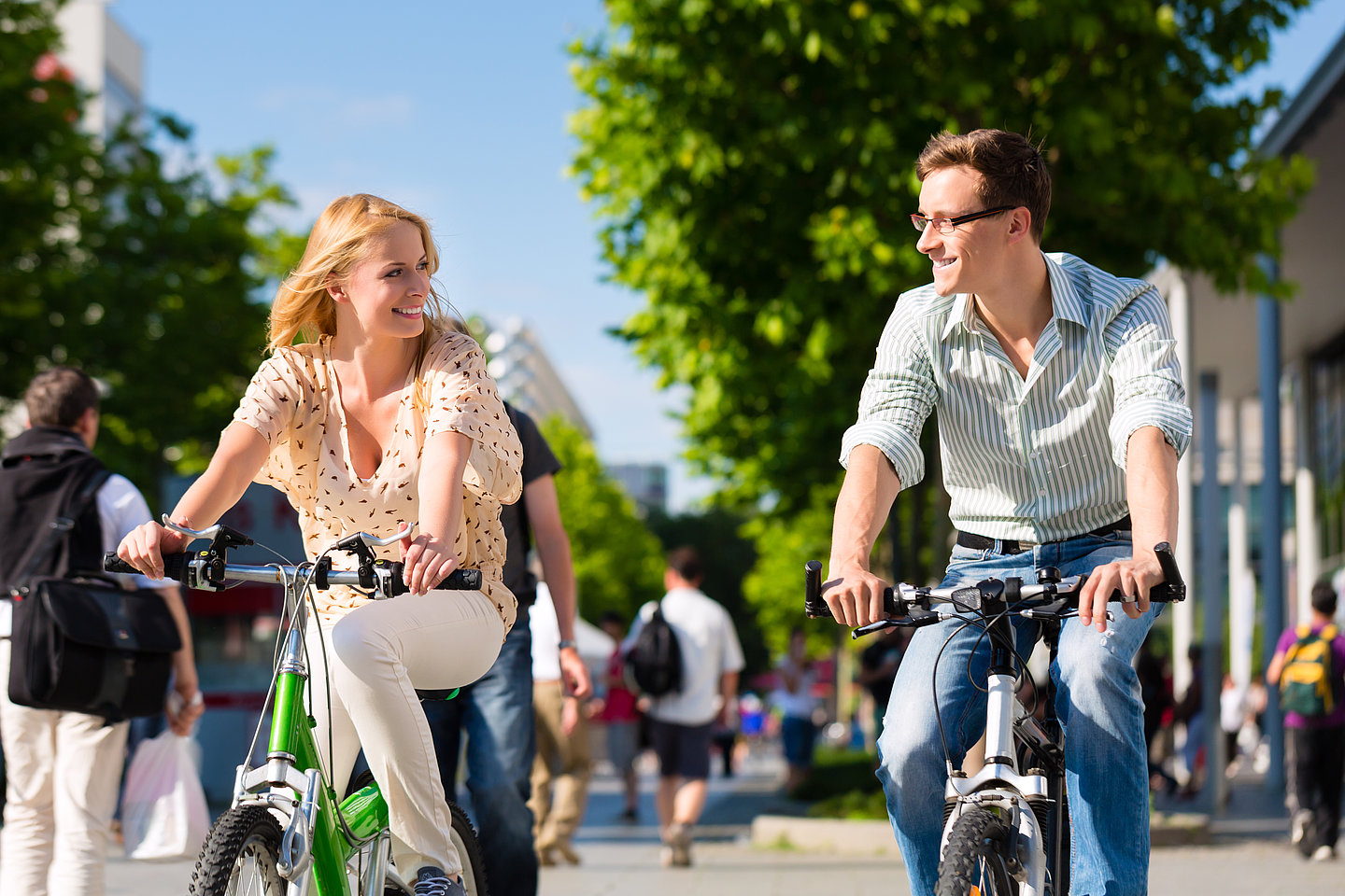 2Radfahrer Fußgänger Sommer Stadt