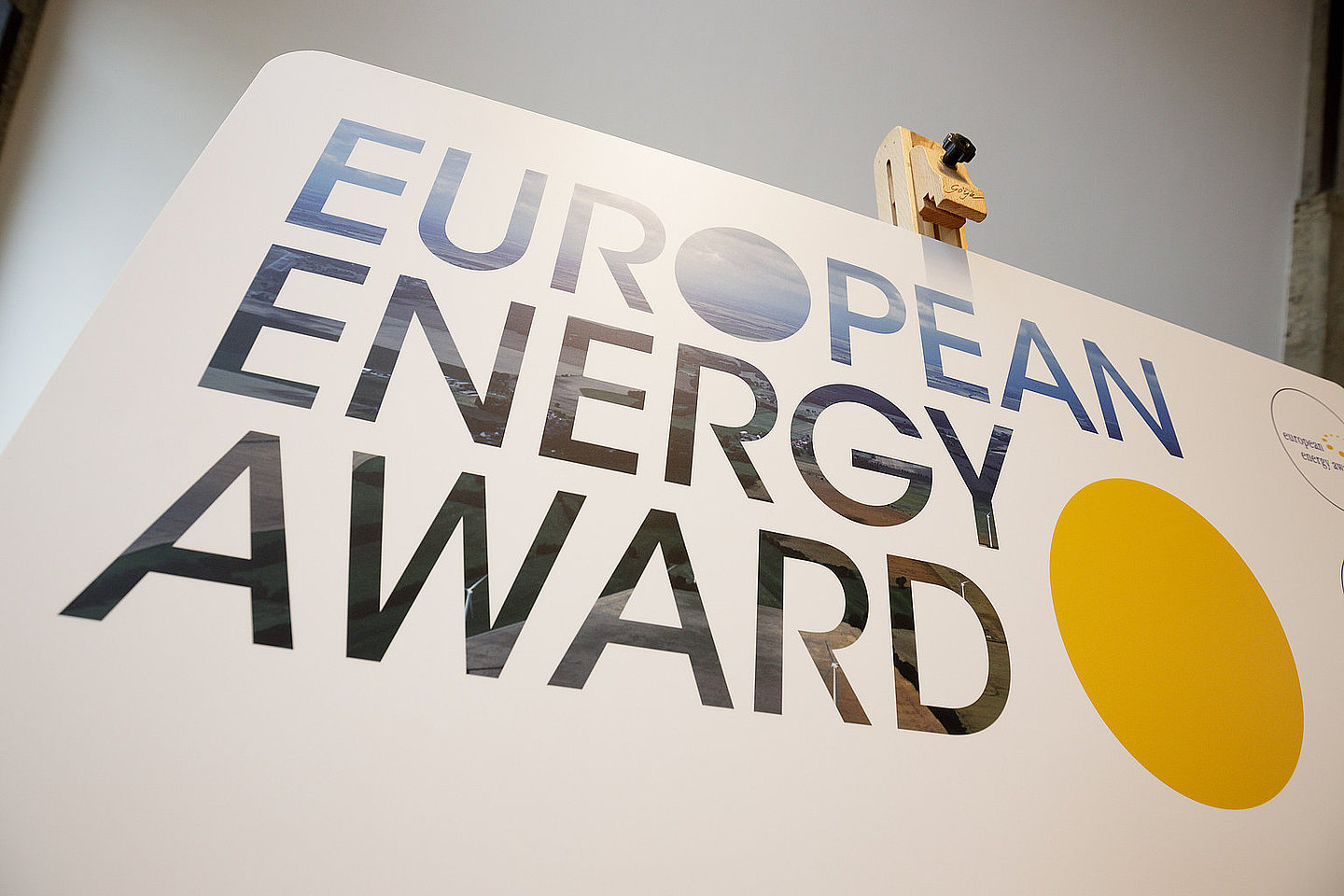 Schild mit dem Logo des European Energy Awards