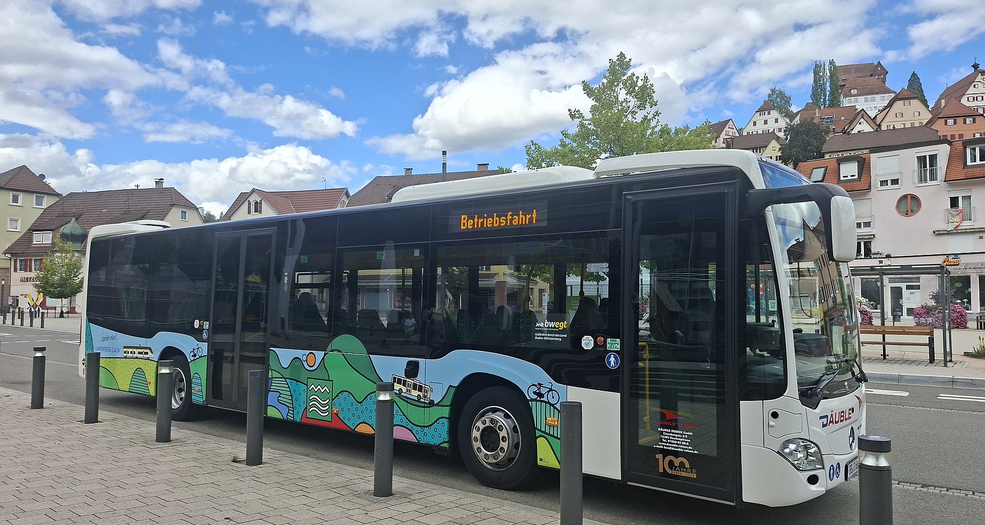 Bunt gestalteter Linienbus im Landkreis Calw