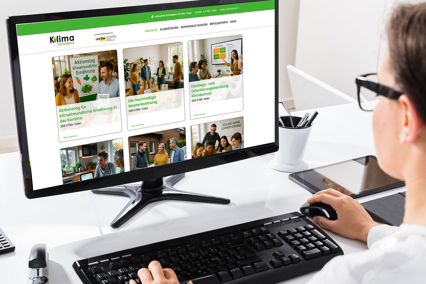 Frau sitzt vor PC-Bildschirm und schaut auf Angebotsseite