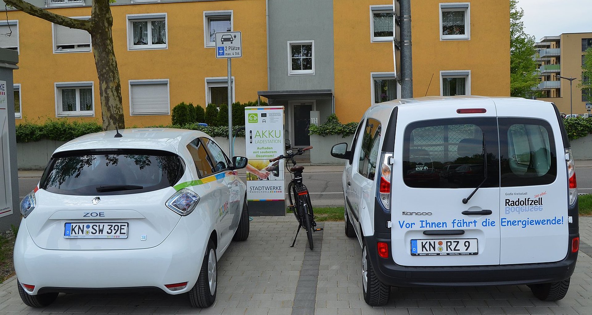 Zei E-Autos laden an einer Ladesäule auf dem Messeplatz Radolfzell.