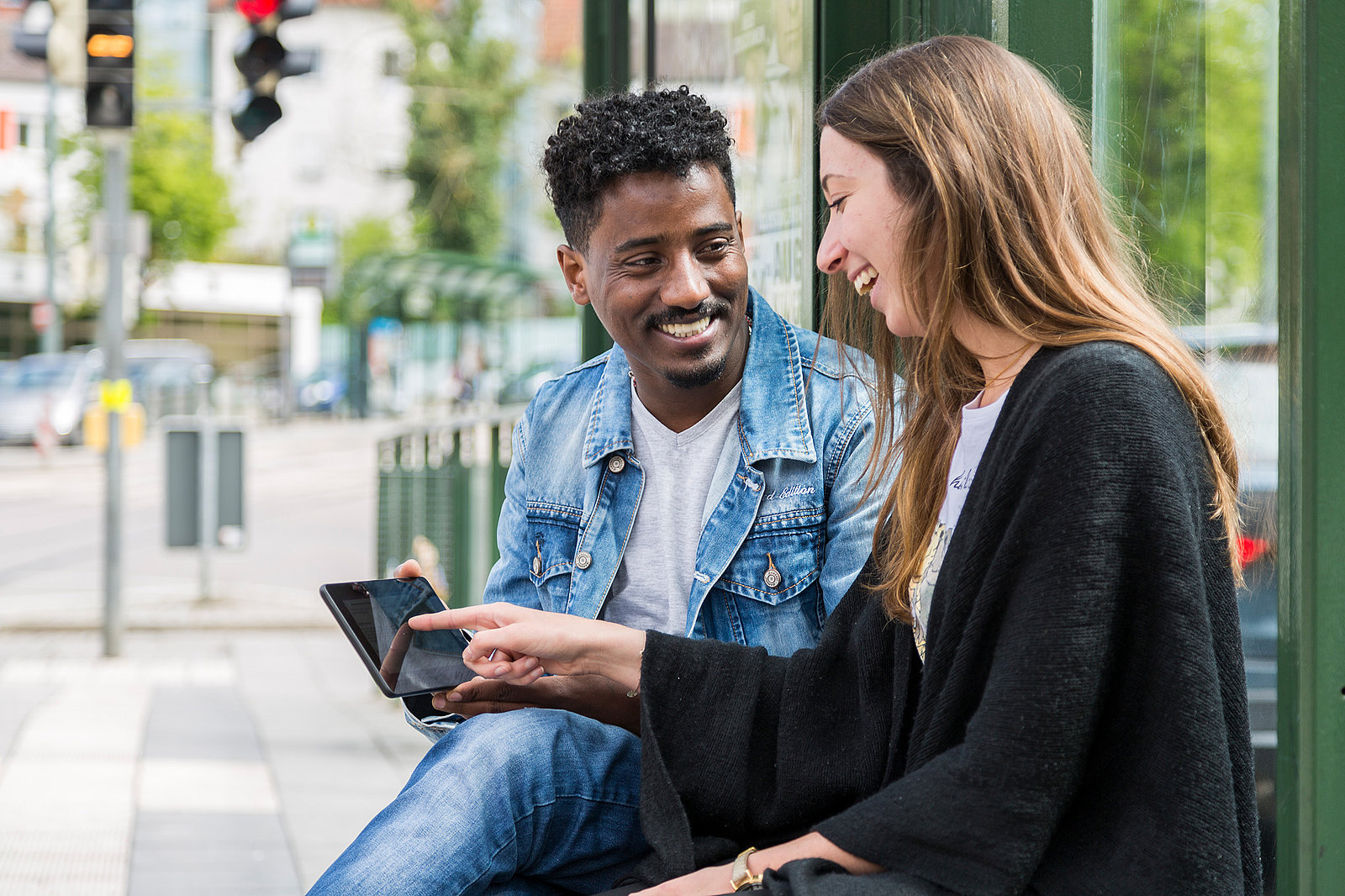 ÖPNV Haltestelle, digitale Fahrplanauskunft für Migrantinnen und Migranten