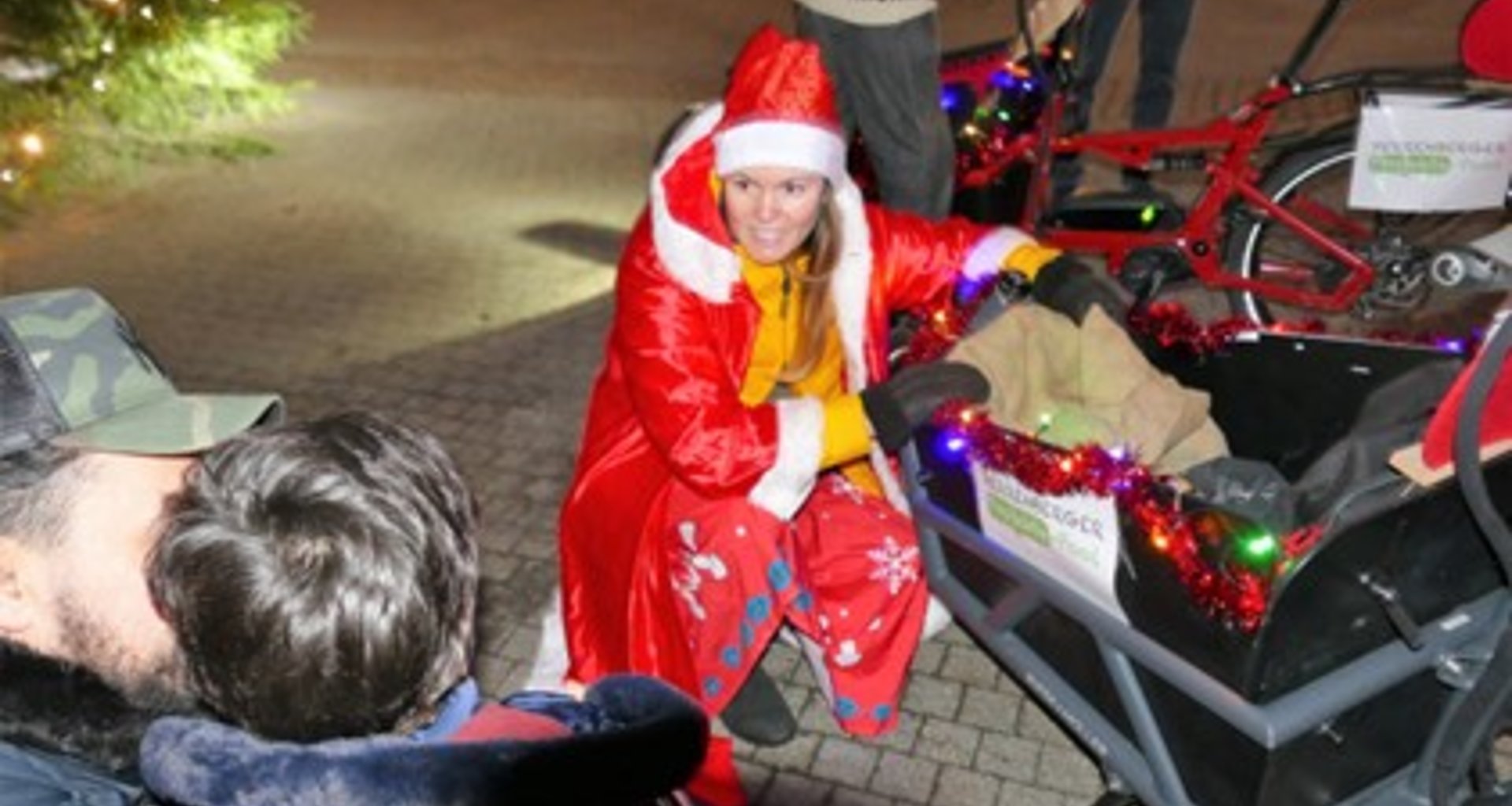 Nikoläusin verteilt Geschenke an die Kleinsten aus dem kommunalen Lastenrad