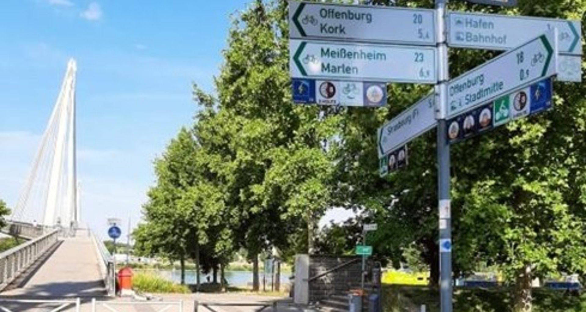 Hinweisschilder an der Passerelle in der Stadt Kehl