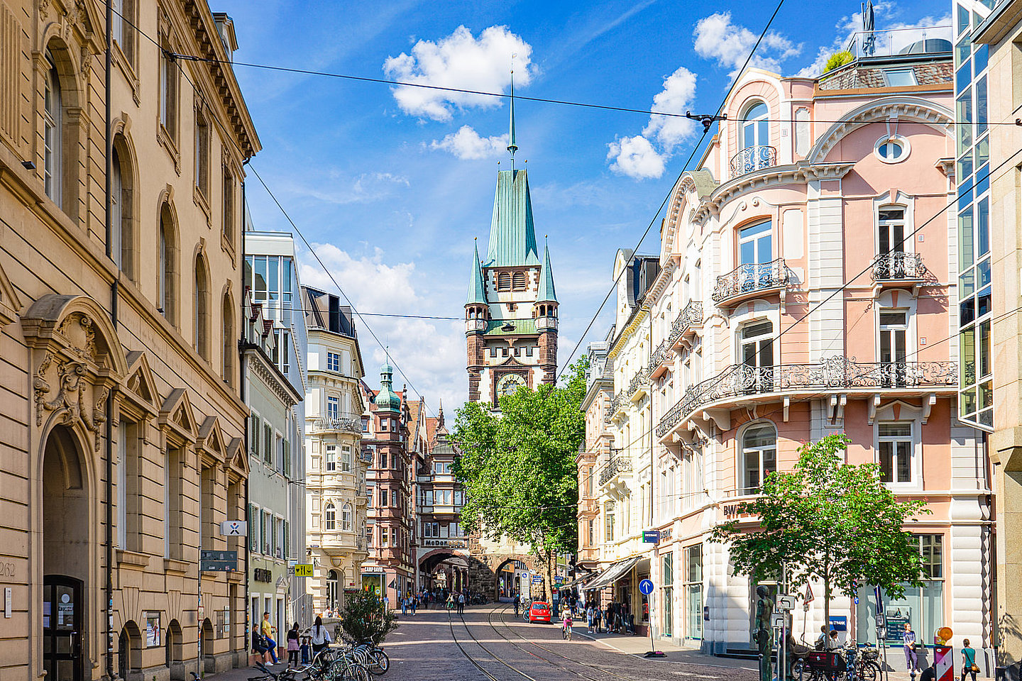 Altstadt Freiburg Fußgängerzone blauer Himmel