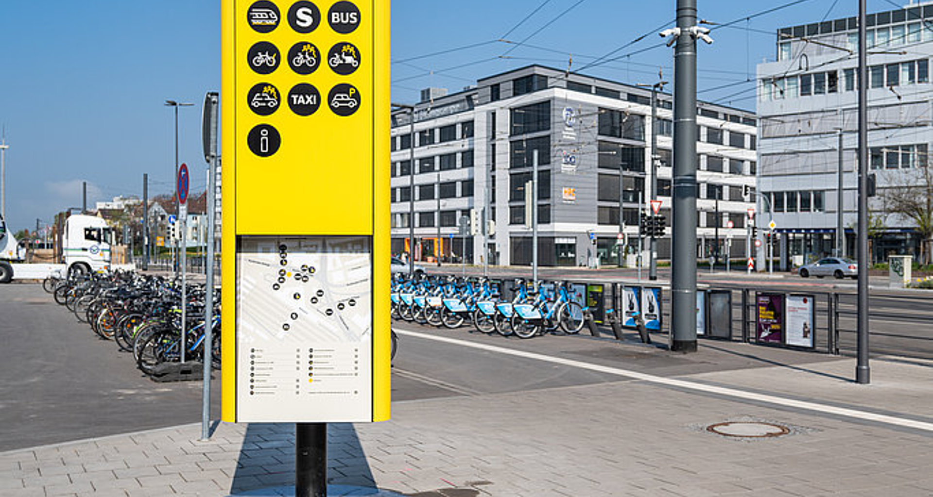 Große Mobilitätssäule am Bahnhofsvorplatz in Heidelberg
