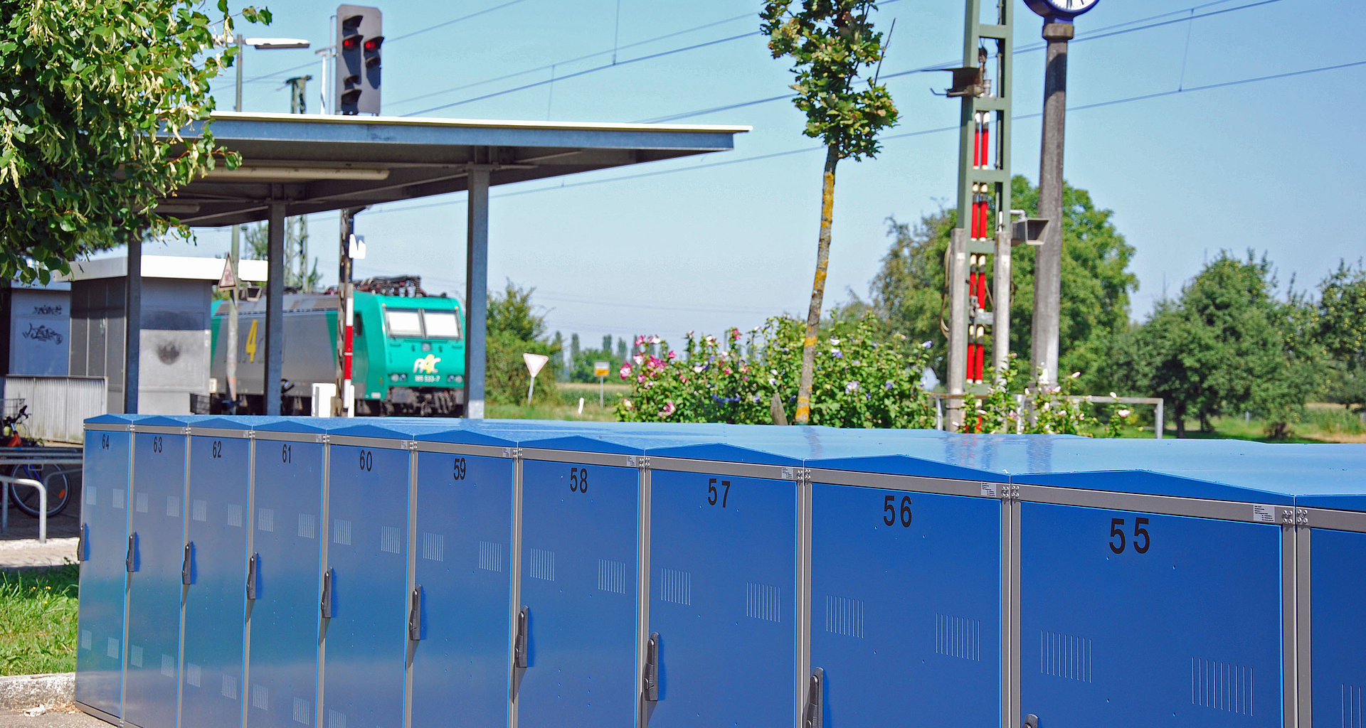 blaue Fahrradboxen mit oder ohne Lademöglichkeit für E-Bikes in der Stadt Kehl