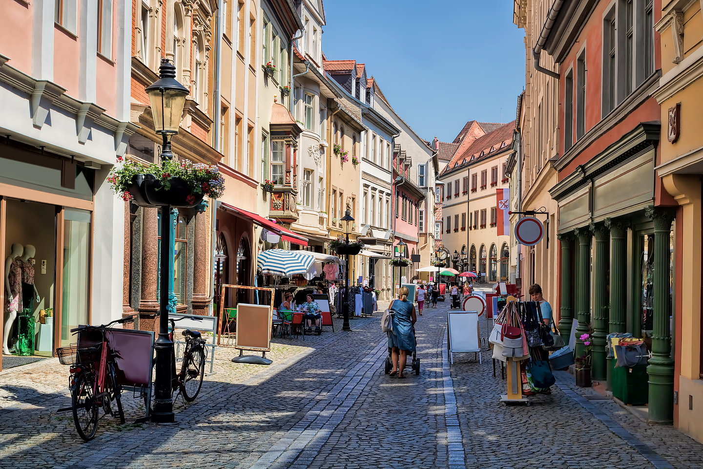 Eine schöne Innenstadt mit vielen Leuten und Bepflanzung