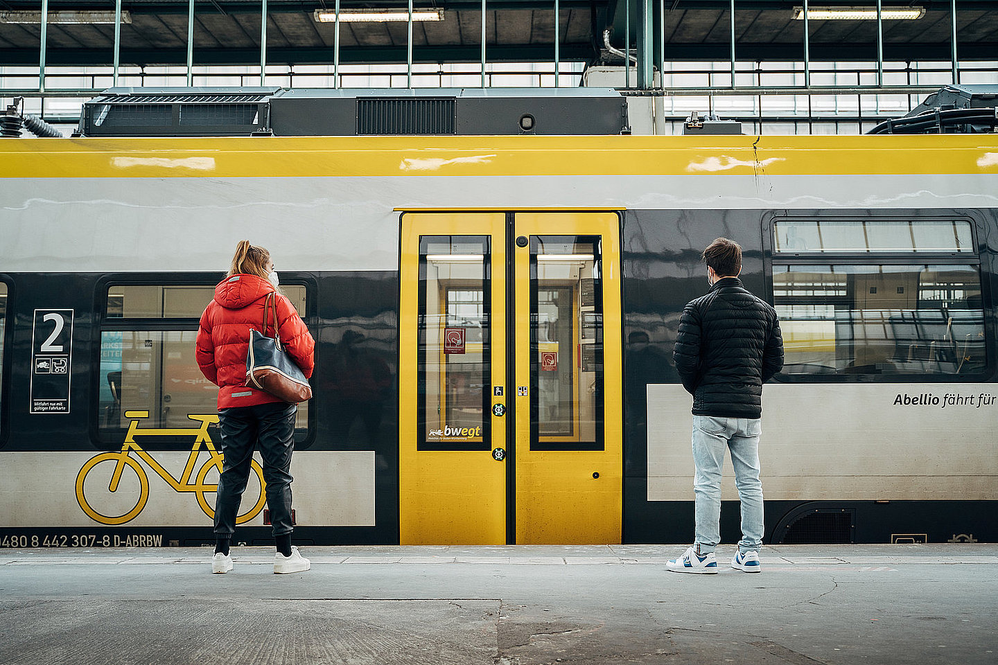 Foto von zwei jungen Menschen vor einem Zug
