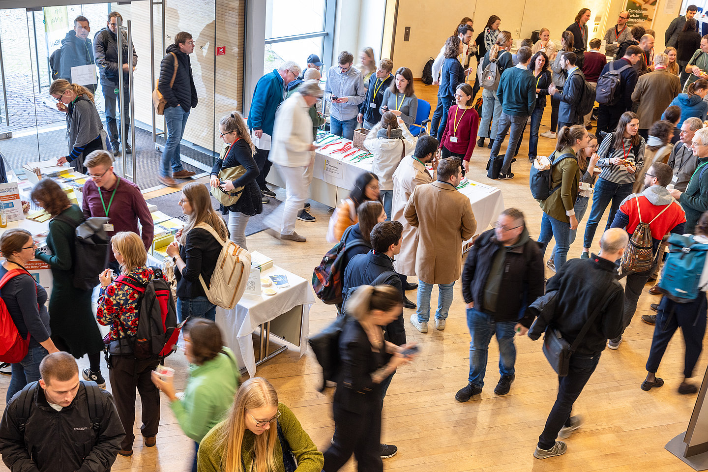 viele Menschen tauschen sich in einem Foyer aus