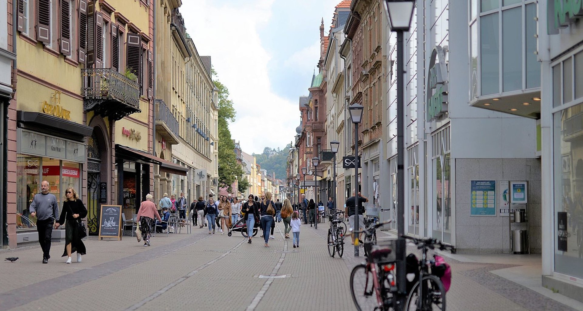 belebte Fußgängerzone in Heidelberg.