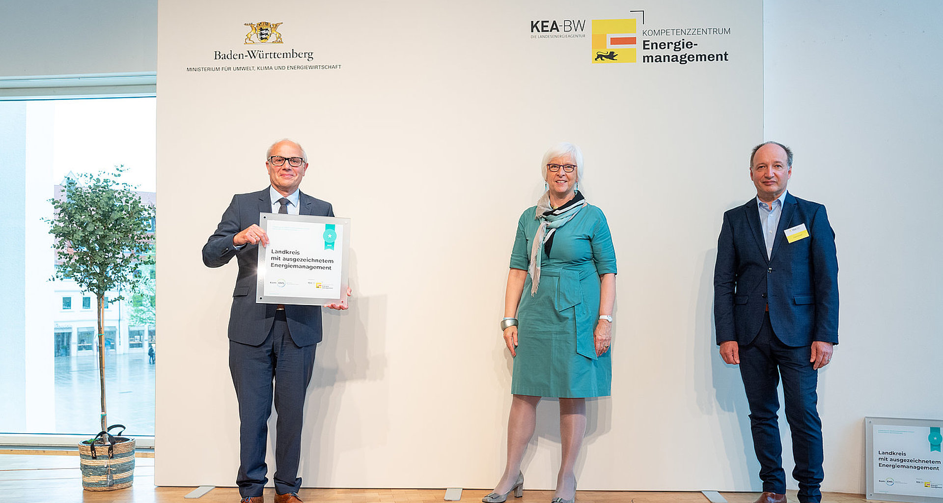Jürgen Obländer hält die Kom.EMS Auszeichnung in seinen Händen.