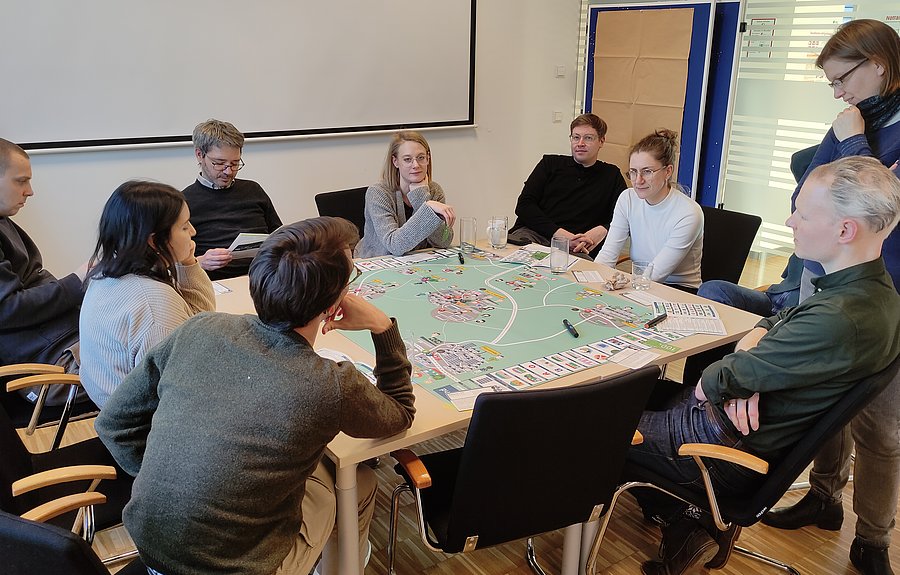 Spielplan von Mobiland mit Spielerinnen und Spielern