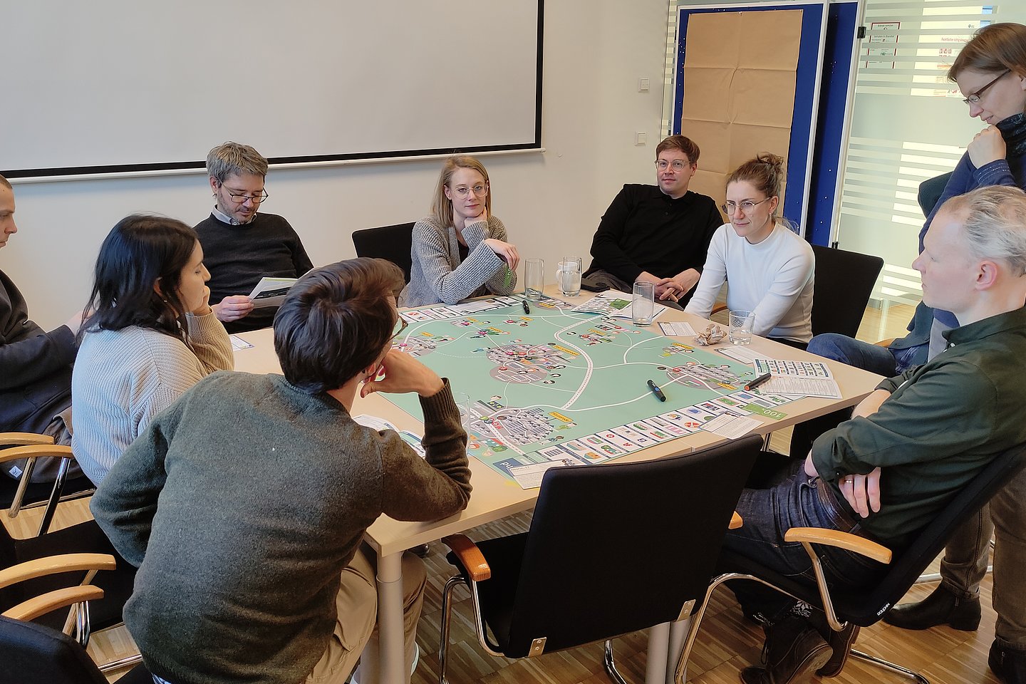 Spielplan von Mobiland mit Spielerinnen und Spielern