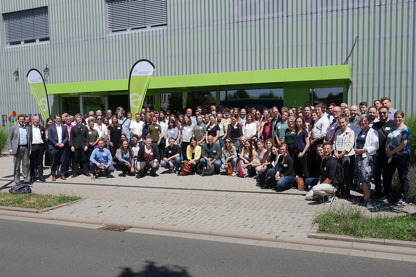 Gruppenfoto mit vielen Menschen