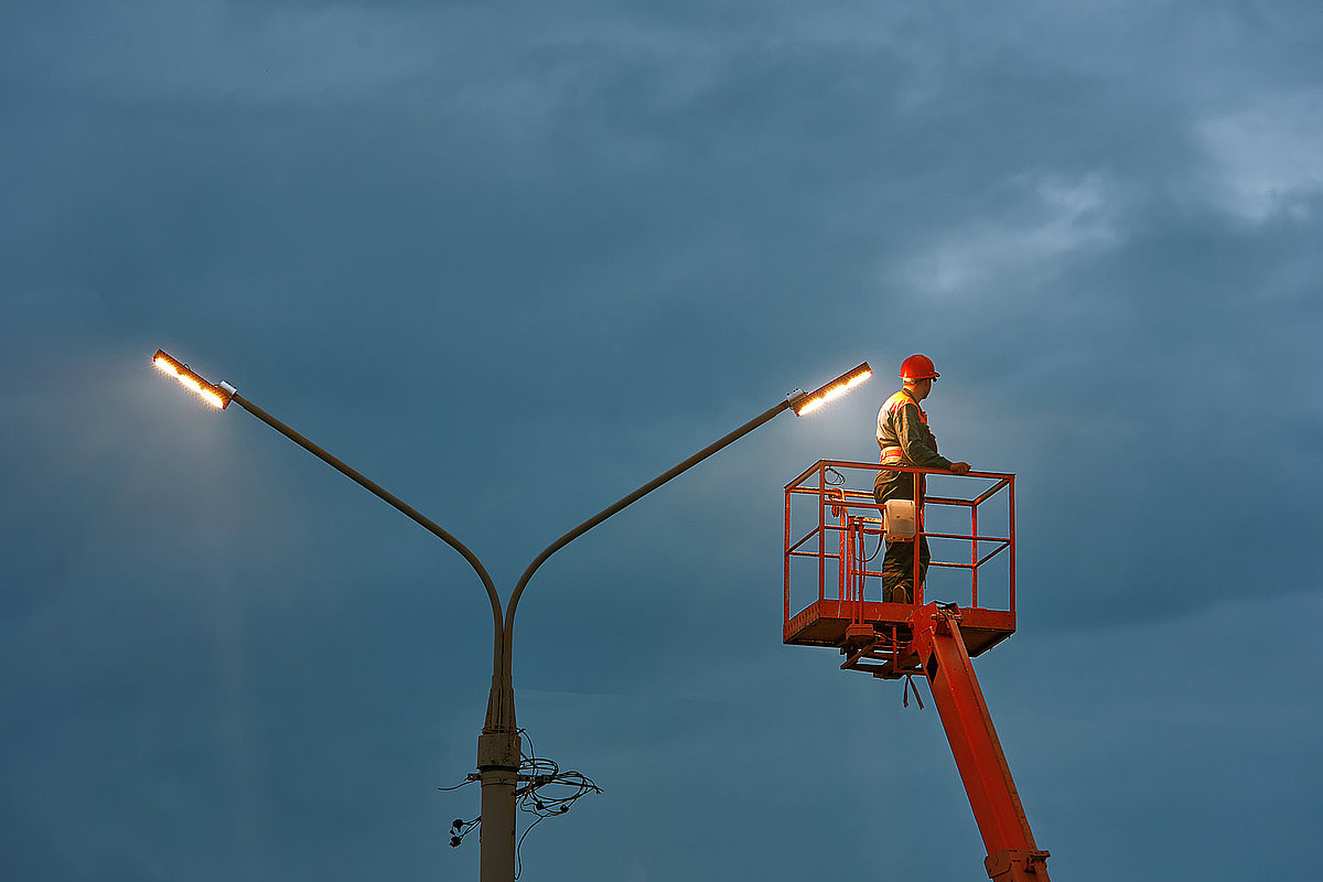 Straßenbeleuchtung mit Handwerker