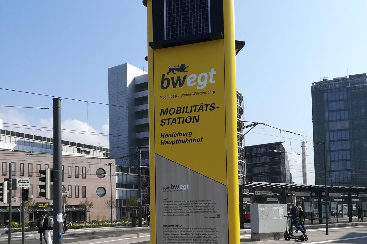 Foto der Mobilitätssäule am Heidelberger Hauptbahnhof