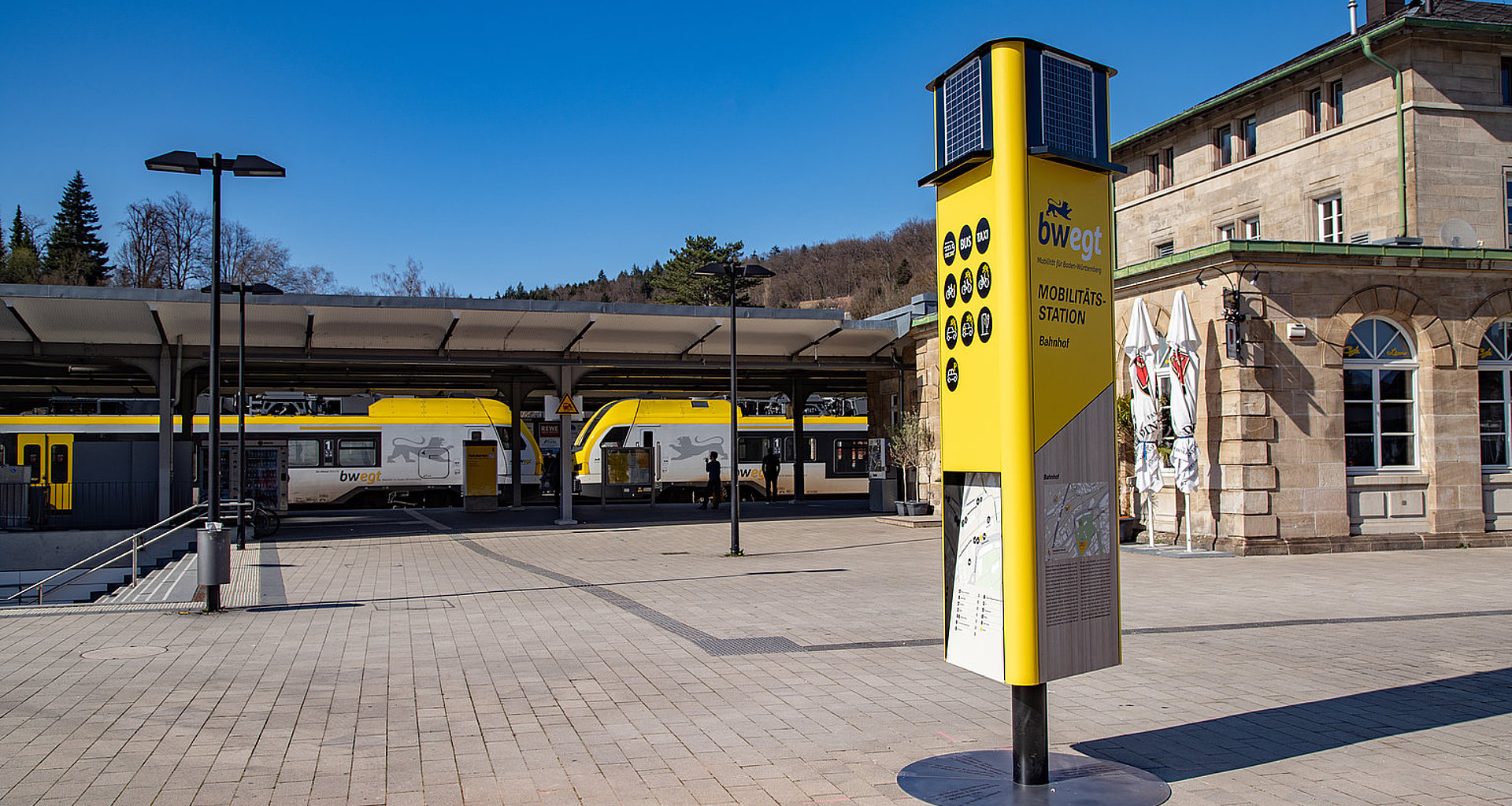 Foto einer Mobilitätssäule vor einem Bahnhof in Schwäbisch Gmünd.