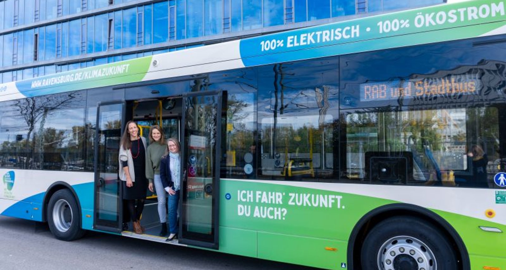 Elektrobus mit Mitarbeiterinnen der Stadt Ravensburg in offener Tür