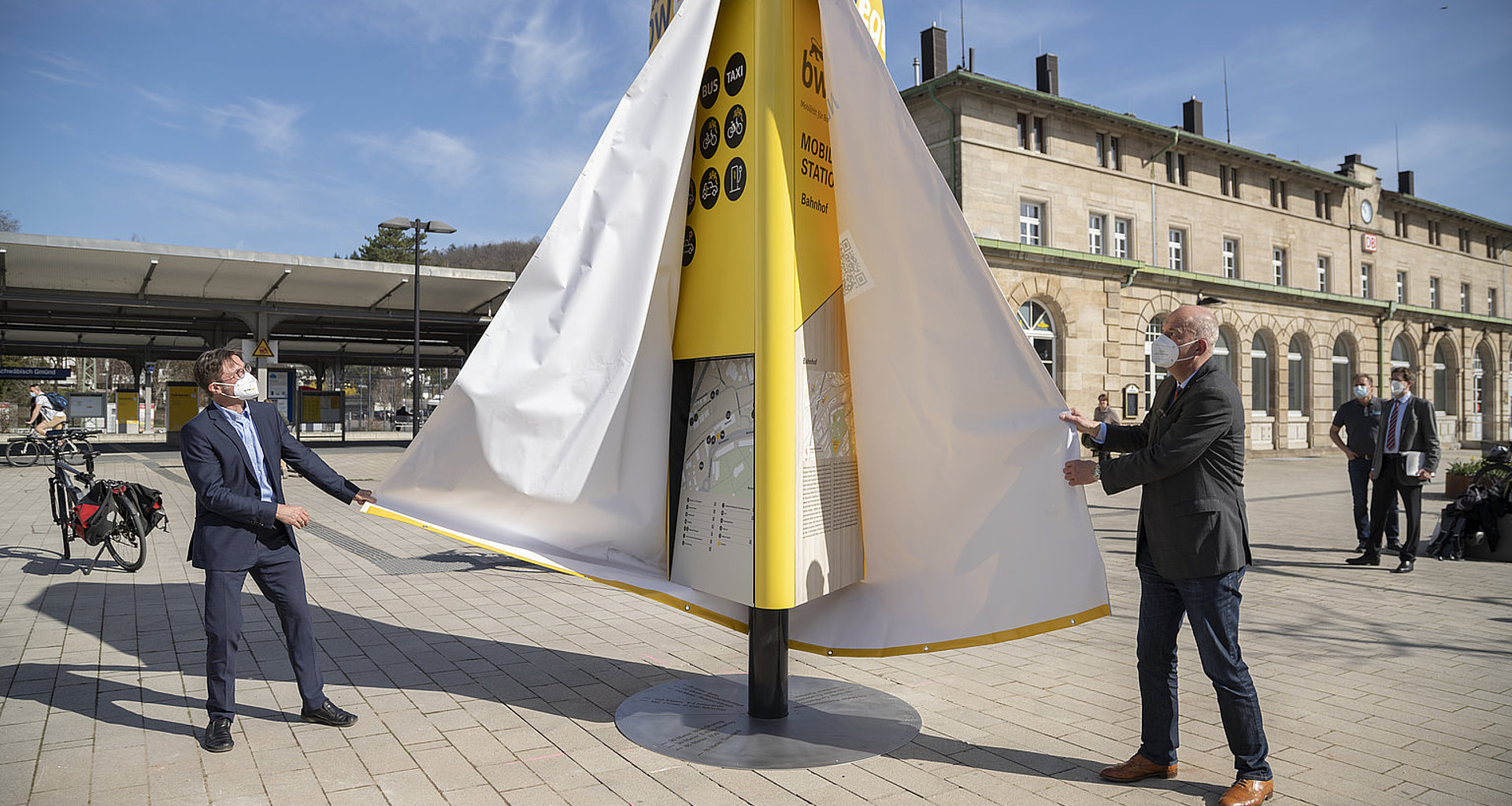 Enthüllung der Säule am Bahnhof Schwäbisch Gmünd