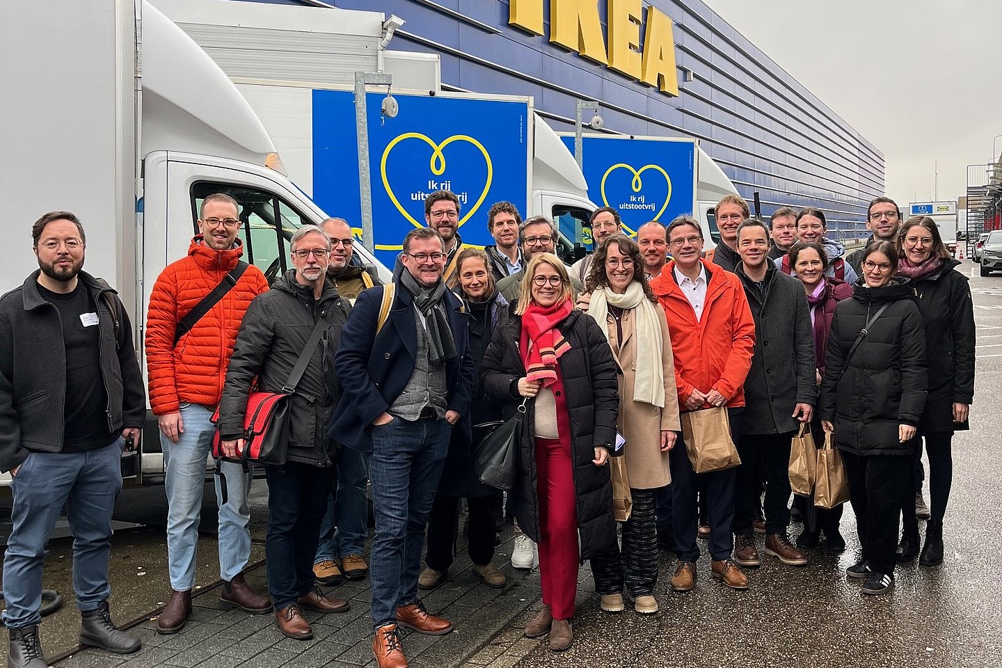 Exkursionsteilnehmer Amsterdam vor IKEA